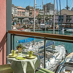 Sull'acqua Del Porto Antico Genua