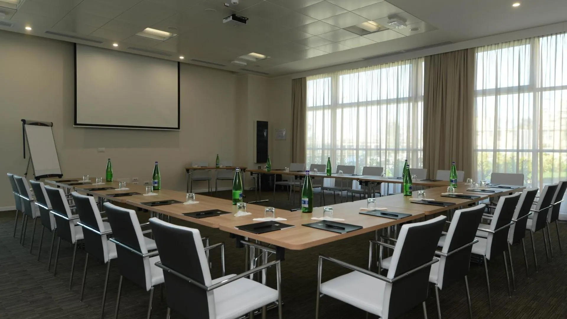 Hotel Best Western Premier Chc Airport Janov