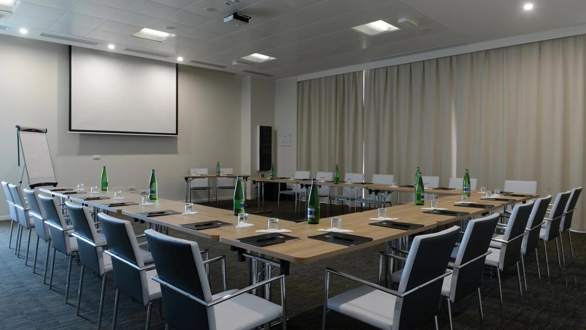 Best Western Premier Chc Airport Janov Hotel