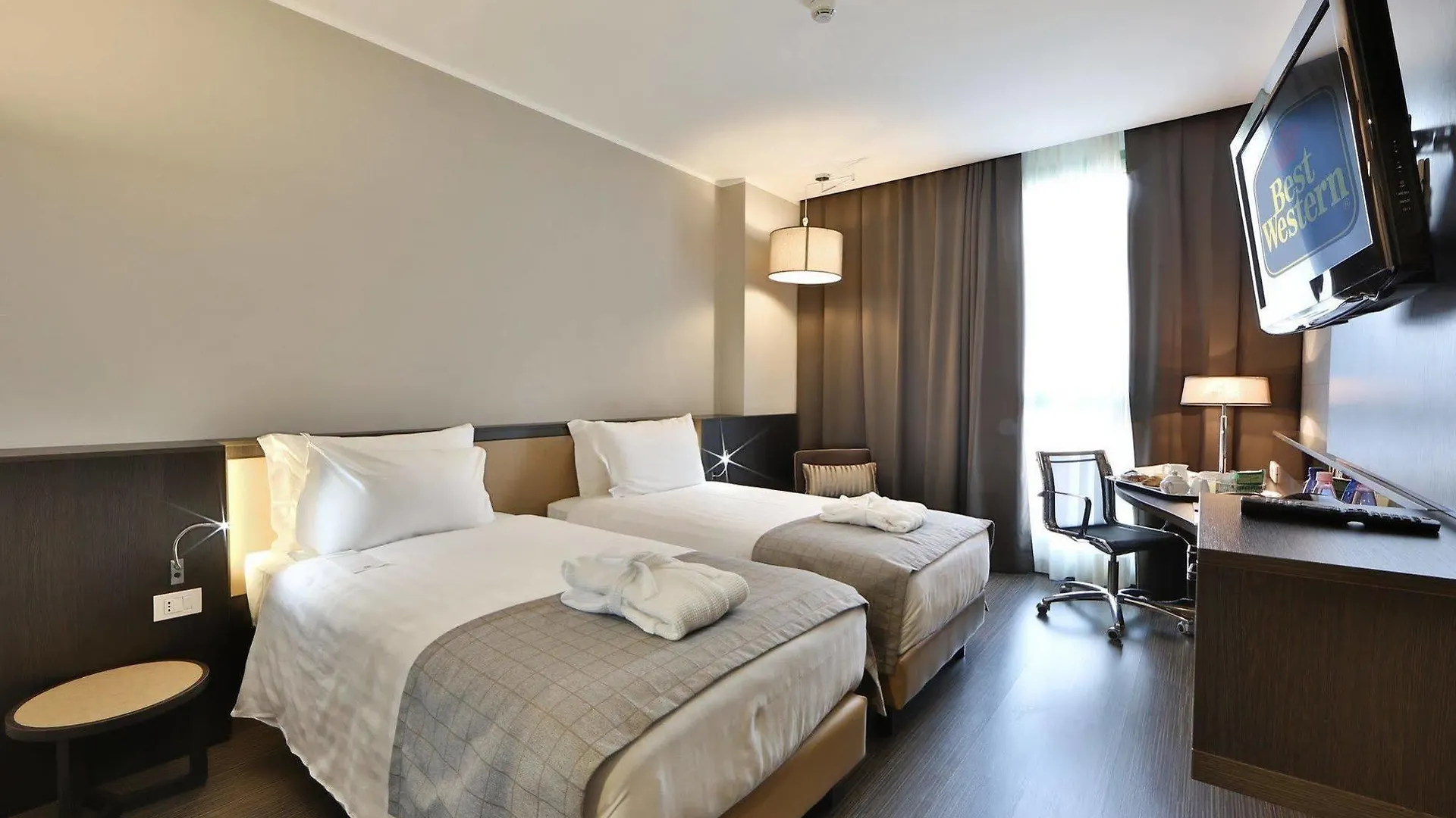 Best Western Premier Chc Airport Janov 4*,